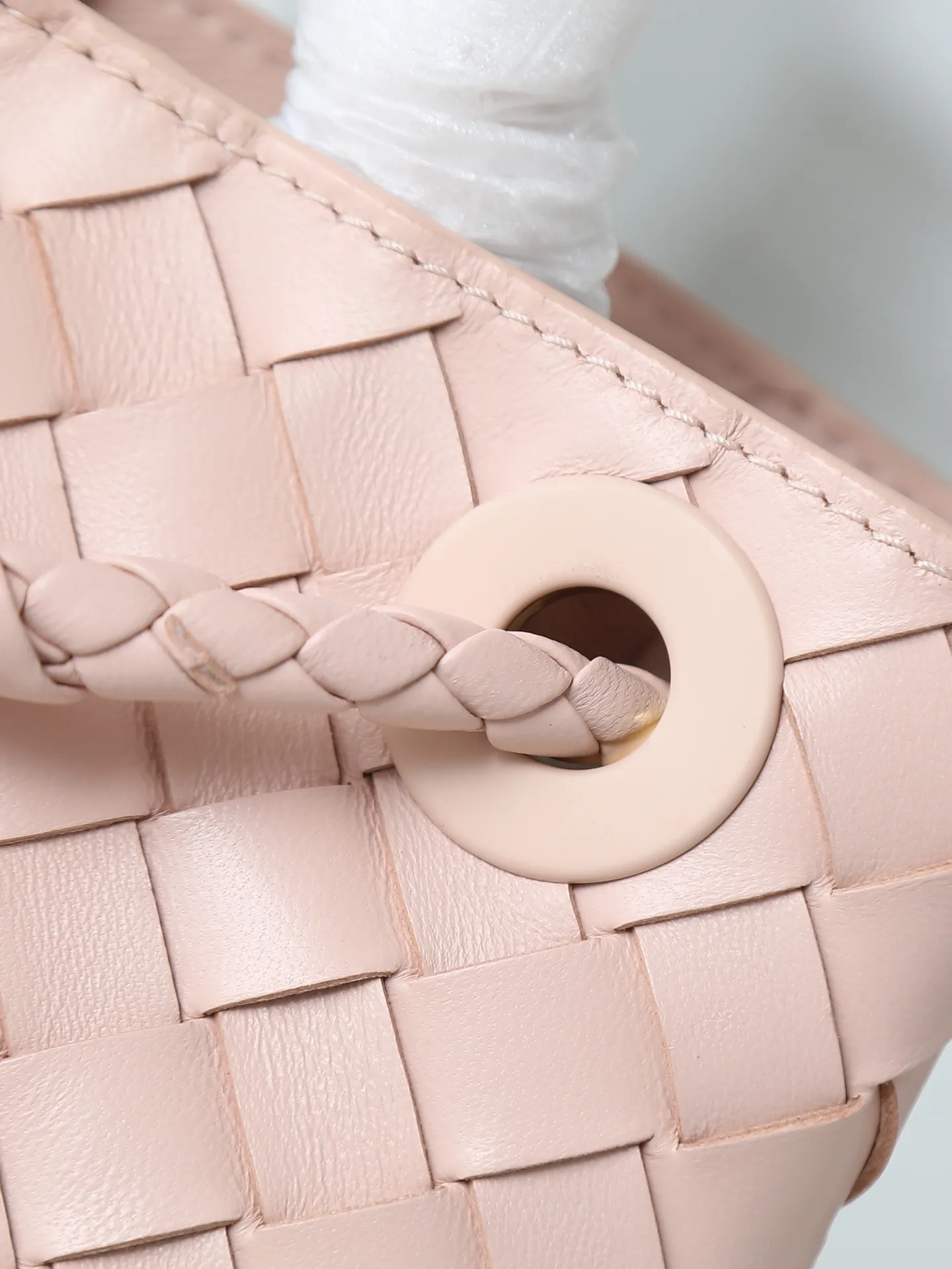1300. Andiamo is shipping‼ ️Really popular🔥The new Andiamo woven handbag launched by Bottega Veneta this season is really popular all over the world! ! Celebrities at home and abroad have worn it, and Oscar-winning actress Michelle Yeoh has taken it out on the street. Song Jia, Trai Yala, Yu Feihong, Sanji Ayaka, Rosie Hunting-Whiteley, Yoshioka Riho, etc. have all worn this bag. It is classic and versatile and shows off your temperament, and the bag capacity is also large, which is very convenient for daily commuting! ! A variety of carrying methods, the shoulder straps can be adjusted by yourself, the original lambskin feels soft and delicate, and the unisex style breaks the gender boundaries and brings a more practical and long-lasting use experience. Andiamo, which has both elegant and casual styles, perfectly interprets the true appearance of "fashionable old money style". Style number: 766014 Size: 25*22*10.5cm